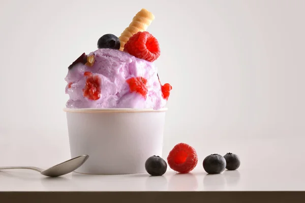 Состав ягод мороженого в бумажной чашке — стоковое фото