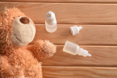 Ahşapta pediatrik göz ve burun temizliği için göz damlaları
