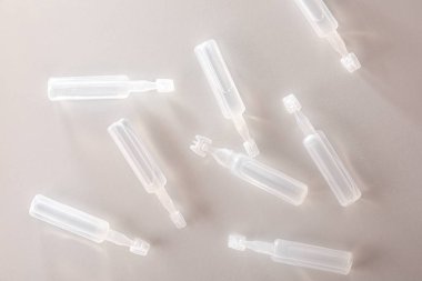 Pipetler göz damlası beyaz masa üstü görünümünde