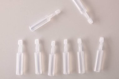 Pipetler göz damlası beyaz masa üstü