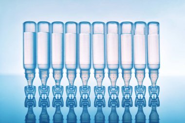 Gözyaşları göz plastik pipetler mavi arka plan baş aşağı damla