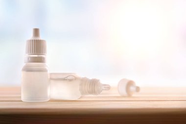Odada ahşap masada göz ilaç ile Plastik şişe