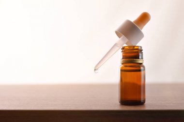 Gözler için ilaç dolu pipet ile cam şişe