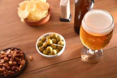 Ahşap Masa üst görünümünde bira ve gıda ile meze