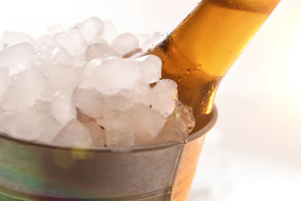 Garrafa de cerveja em balde de metal cheio de cubos de gelo detalhe — Fotografia de Stock