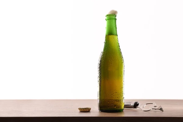 Grön glas flaska med gnistrande vätska och vit bakgrund — Stockfoto