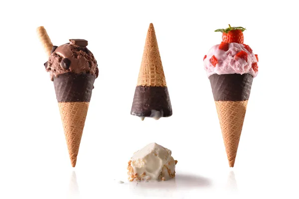 Три рожок мороженого разные вкусы летняя веселье белый — стоковое фото