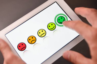 Elektronik bir cihazda olumlu bir değerlendirme sağlamak