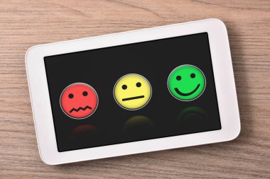 Ahşap Masa üst v üzerinde tablet memnuniyeti temsili seviyeleri