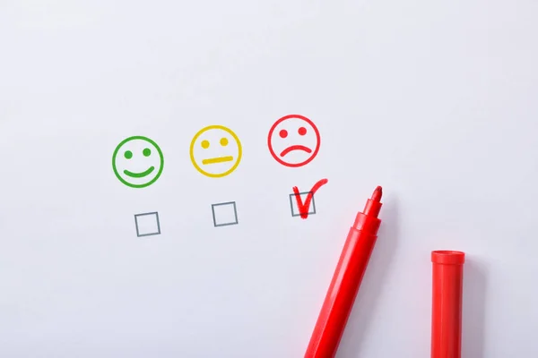 Negative Zufriedenheit mit rotem Marker, dargestellt durch Emoticons — Stockfoto