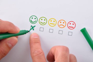 El işaretleme olumlu memnuniyeti beş emotico ile temsil