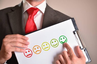 Bir çarşafa çizilmiş mutlu yüz ifadelerini gösteren adam