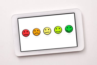 Beyaz masada beyaz tablette memnuniyet gösterimi