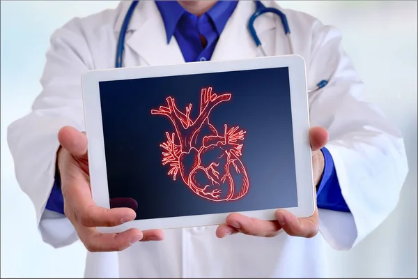 Médico mostrando un corazón en una tableta en primer plano —  Fotos de Stock