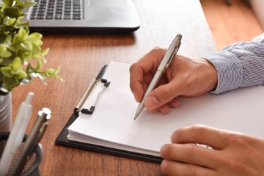 Ofiste boş bir kağıda yazan adam