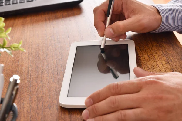 Empresário usando tablet branco com tela preta no escritório — Fotografia de Stock