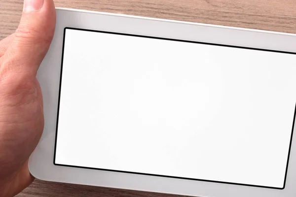 Tableta blanca de captura manual con pantalla blanca en mesa de madera — Foto de Stock