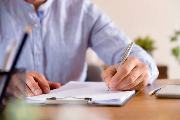 Man starting to write on empty sheet front view — Stock Photo, Image