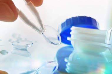 Cam masa mavisine yansıyan bir lensi manipüle etmek