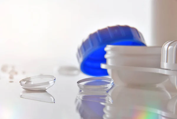 Lentilles de contact réfléchies sur la table en verre avec lentille avant — Photo