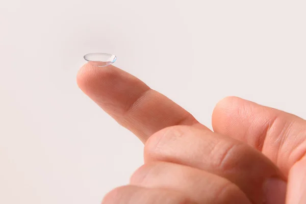 Mano con lente a contatto sulla vista laterale del dito isolato — Foto Stock