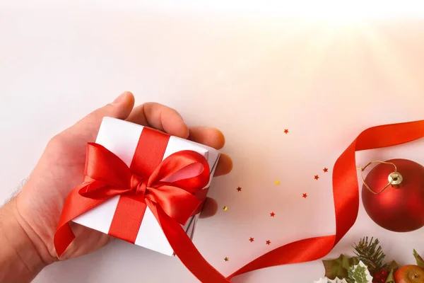 テーブルの上からの贈り物とクリスマスの背景を持つ手 — ストック写真
