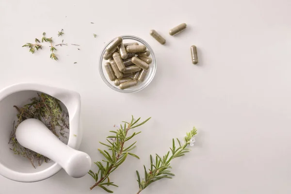 Mortero con hierbas medicinales medicina alternativa superior —  Fotos de Stock