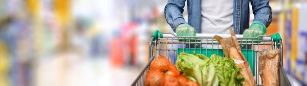 Detalle Hombre Protegido Con Guantes Empujando Carro Lleno Comida Básica — Foto de Stock