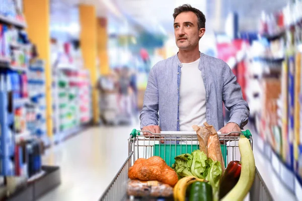 Hombre Casual Comprando Empujando Carrito Compras Lleno Comida Pasillo Supermercado — Foto de Stock