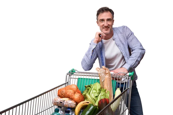 Hombre Sonriente Cliente Del Supermercado Mirando Hacia Adelante Apoyado Carrito — Foto de Stock