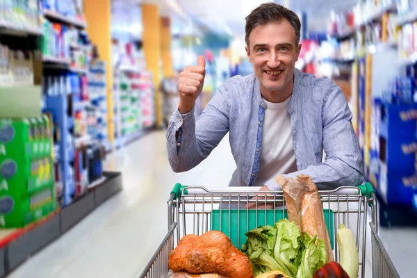 Client Souriant Supermarché Faisant Geste Correct Avec Main Reposant Sur — Photo