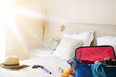 Yaz tatili aksesuarları yatak odasında Coronavirus mevsiminde tatil seyahati için hazırlanıyor. Tatil seyahati konsepti. Üst görünüm.