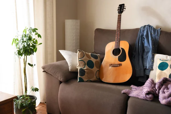 Quarto Com Uma Guitarra Acústica Sofá Ambiente Quente — Fotografia de Stock