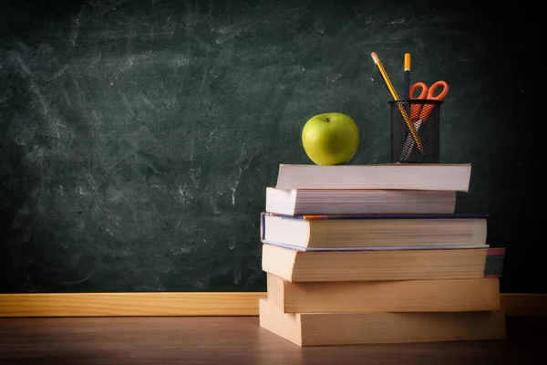 Montón Libros Con Lápiz Manzana Mesa Clase Con Pizarra Verde —  Fotos de Stock