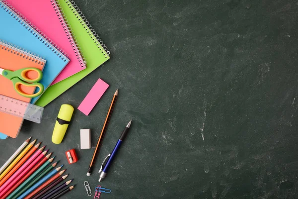 Material Educativo Escolar Como Cuadernos Lápices Colores Otros Pizarra Verde —  Fotos de Stock