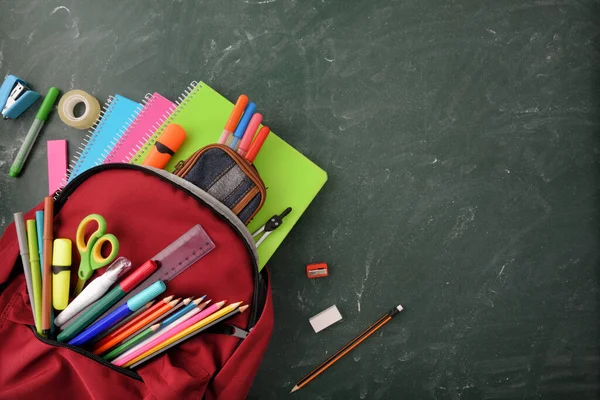 Mochila Llena Útiles Escolares Pizarra Verde Con Espacio Blanco Para —  Fotos de Stock