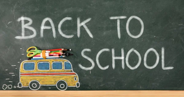 スクール クリエイティビティ スクール クリエイティビティ とバスは 色鉛筆とスクール サプライで黒板に描かれます — ストック写真