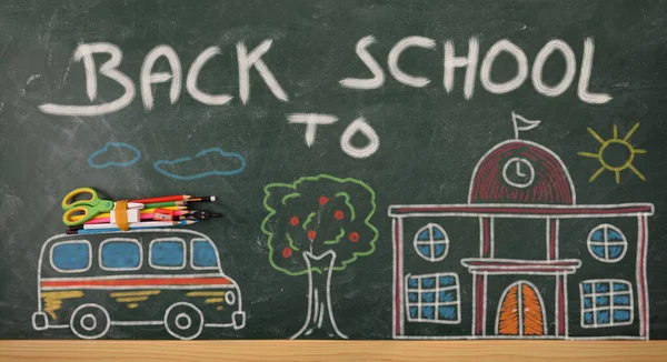 スクールクリエイティビティ スクールクリエイティビティ とバスとスクールは カラー鉛筆とスクール用品で黒板に描かれ スクールメッセージに戻る — ストック写真
