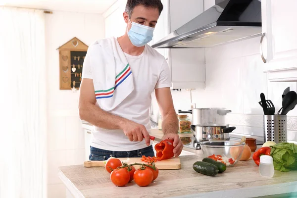 Hombre Preparando Verduras Para Hacer Plato Comida Confinado Por Covid — Foto de Stock