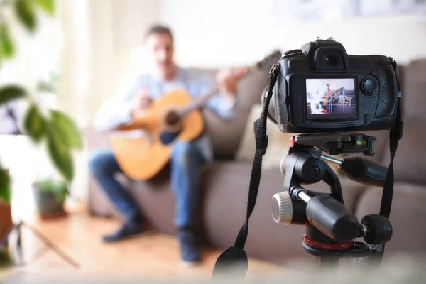 Grabación Cámara Video Blogger Haciendo Una Revisión Una Guitarra Sala — Foto de Stock