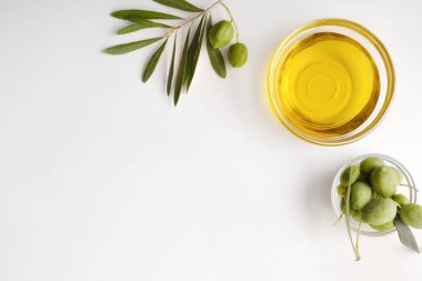 Beyaz masa detaylarıyla izole edilmiş zeytinli ve yağlı cam kaseler. Üst görünüm.