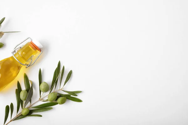 Glasflasche Und Olivenzweig Voller Oliven Auf Weißem Tisch Ansicht Von — Stockfoto