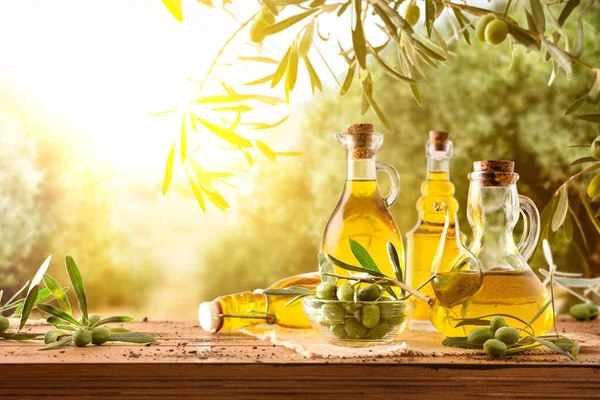 Glasgefäße Mit Olivenöl Auf Holztisch Mit Zweigen Und Oliven Auf — Stockfoto