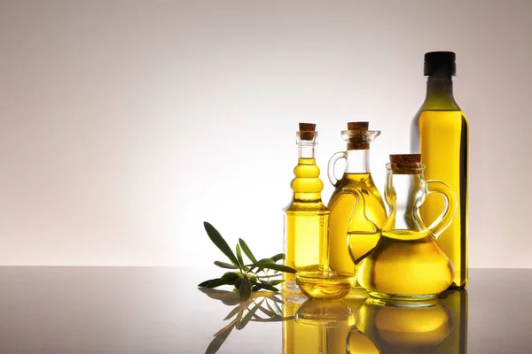 Glass Containers Filled Olive Oil Backlit Glass Table Gray Gradient — Stock Photo, Image