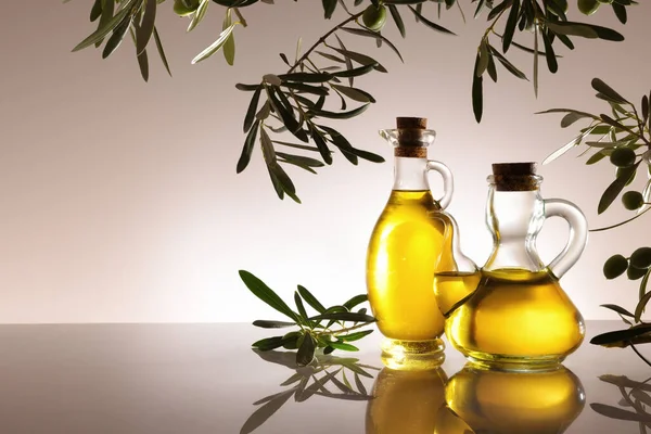 Recipientes Vidrio Llenos Con Aceite Oliva Retroiluminado Sobre Mesa Vidrio — Foto de Stock