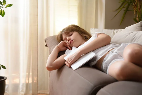 Lány Otthon Alszik Kanapén Tablettával Karjában — Stock Fotó