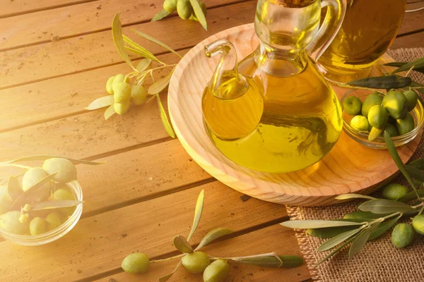 Hausgemachtes Neues Olivenöl Glasgefäßen Auf Holztisch Mit Oliven Und Olivenzweigen — Stockfoto