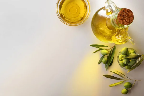 Contenitori Vetro Con Olio Olive Isolate Tavolo Bianco Vista Dall — Foto Stock