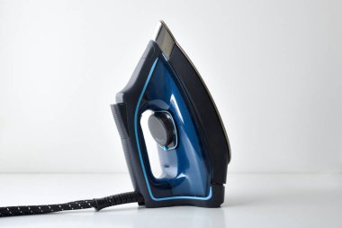 Buhar demiri dikey olarak beyaz yalıtımlı arka plan ve sıcaklık seçicisini gösteriyor. Ön görünüm.