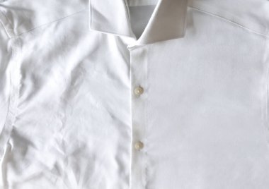 Ütülenmemiş, buruşuk gömlekli buhar ütüleme konsepti diğer tarafta ütülenmiş. Üst görünüm.